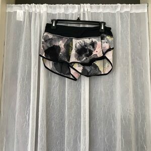 Lululemon Hotty Hot 2.5” Shorts size 6